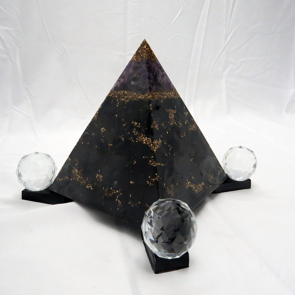 Canon d'énergie pyramide d'Améthyste pour la protection de la maison